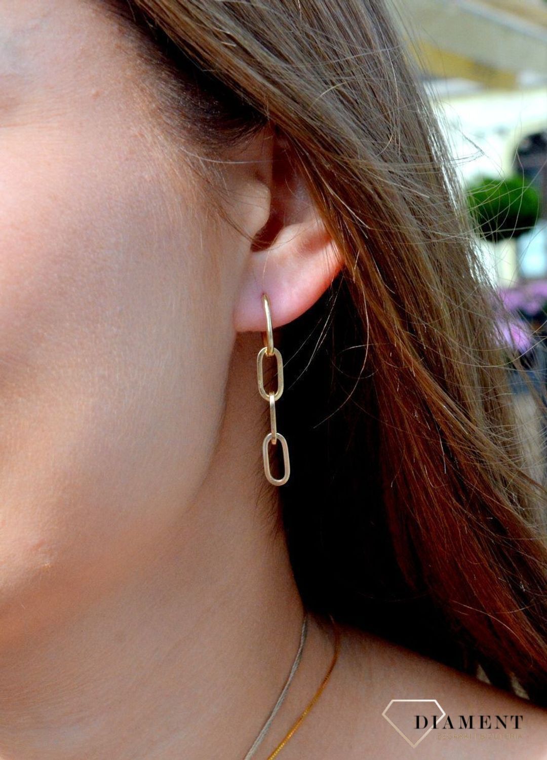 Złote kolczyki długie 333 wiszące zdobione prostą formą. KL 10920 333 Piękne złote kolczyki z zapięciem na sztyft wykonane z żółtego złota, która ozdobiona została złotem. Takie kolczyki to doskonała.jpg